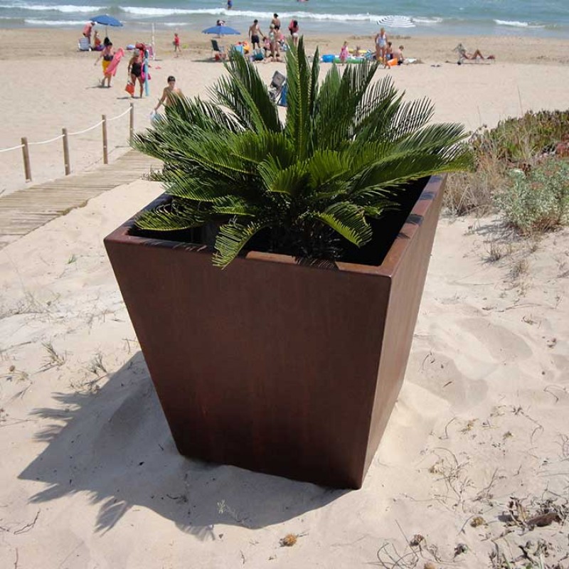 Jardinera piramidal inversa en corten